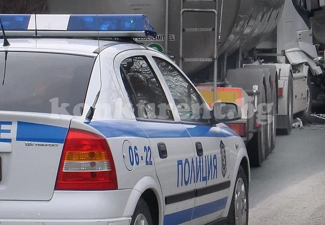 Лек автомобил се заби челно в ТИР