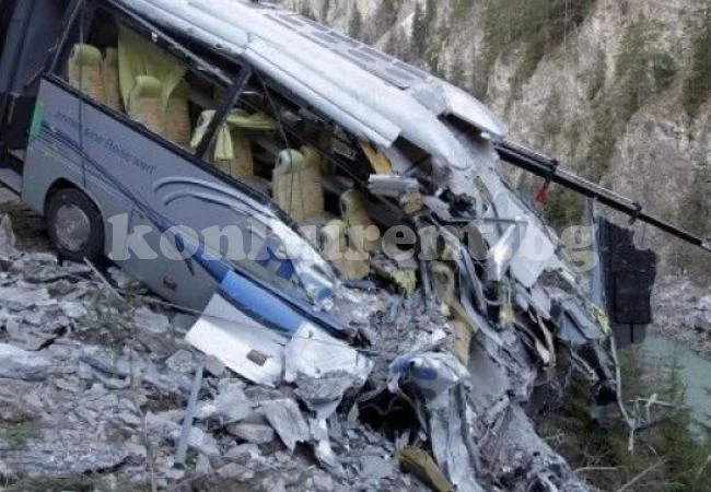 Автобус падна в пропаст, 11 са жертвите до момента