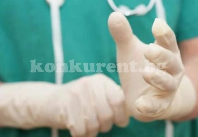 Похотлив лекар праща мръснишки есемеси по време на операция