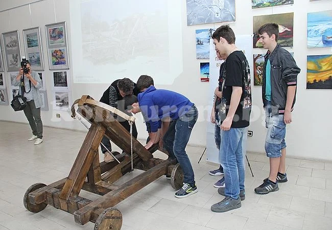 Ученици стреляха с катапулт в музея
