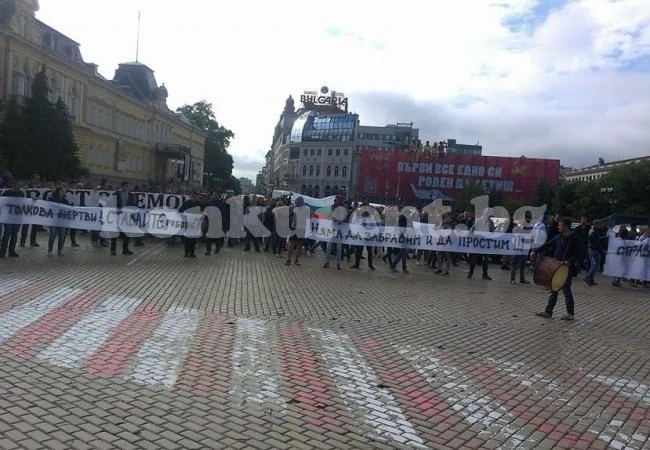 Стотици близки на убития от британец Емил на протест в София