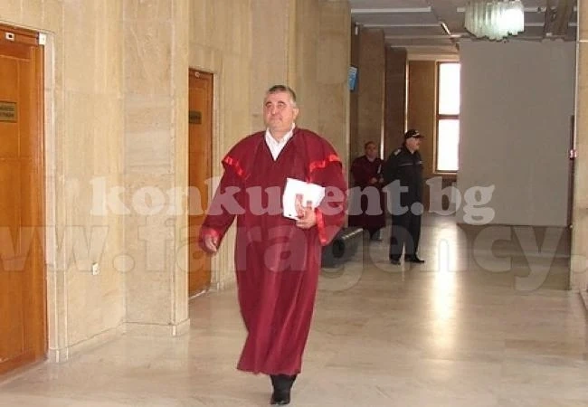 Прокурорът: Не знам дали са стреляли по колата ми, може да е било камък