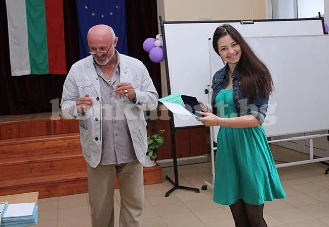 СОУ „Христо Ботев“ във Враца награди един от най-успешните си випуски