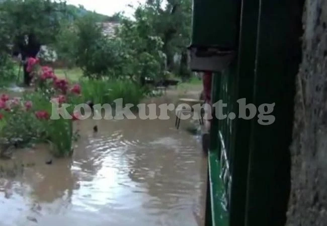 Строят спешно мостове в потопеното село Климент