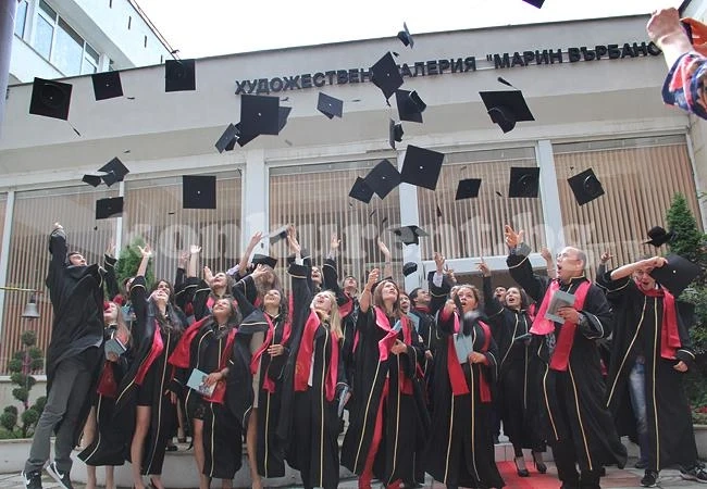 Тържествено Оряхово изпрати юбилеен випуск (Видео)