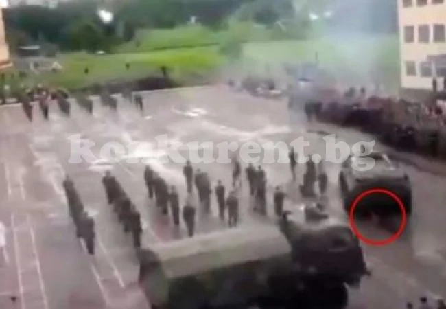 Танк прегази войник по време на парад