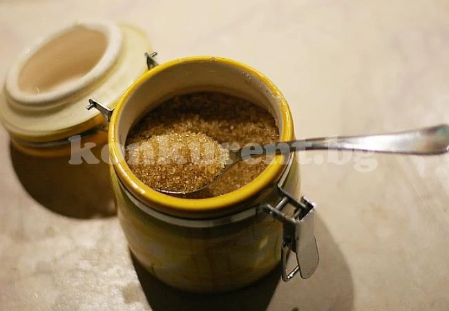 Тест за фалшива кафява захар в чашка вода