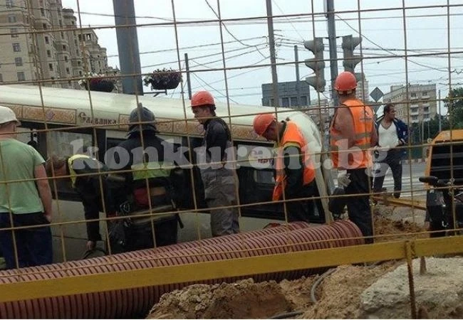 Автобус пропадна в яма на московското метро