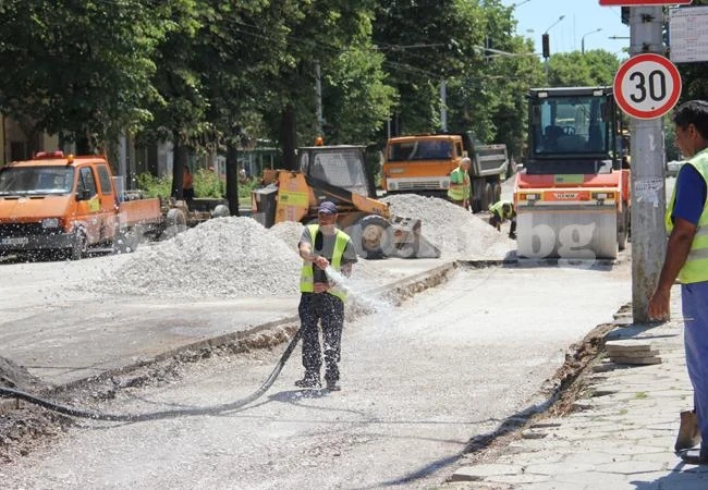 Продължава ремонтът на два от големите булеварди във Враца