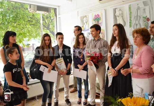 Малки художници подредиха изложба