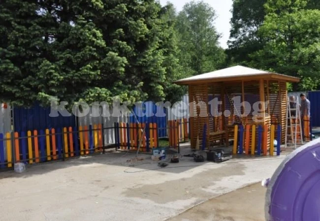 Пияна сервитьорка паркира насред детска площадка