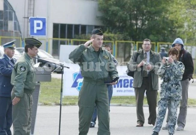 Армията облича летците за 450 000 лева