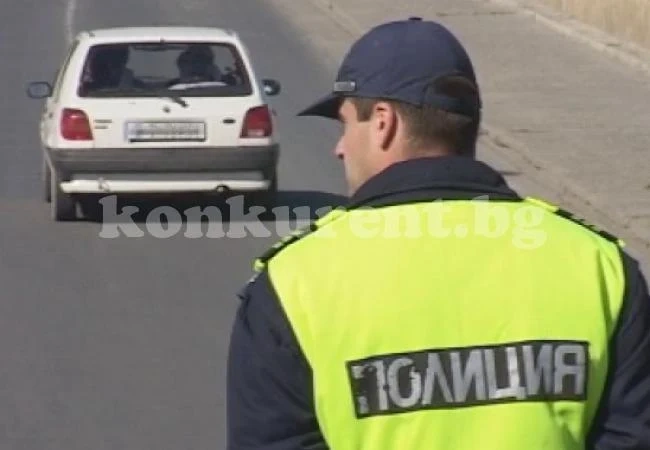Спряха „УАЗ“-ка с 2 кубика дърва без документи