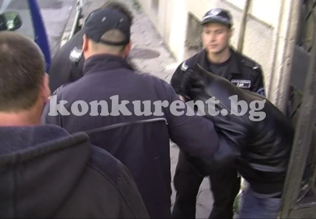 Двама задържани пропяха пред полицията