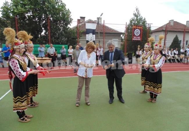 Модерна спортна площадка откриха официално в Мездра