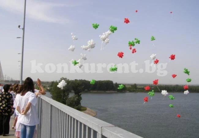 2 000 балона полетяха в небето за годишнината на Дунав мост 2
