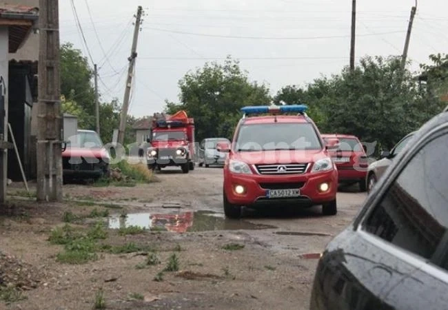 „Гражданска защита“ разчиства шосета от паднали дървета