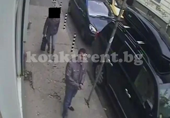 Апаш отмъкна чанта от лек автомобил