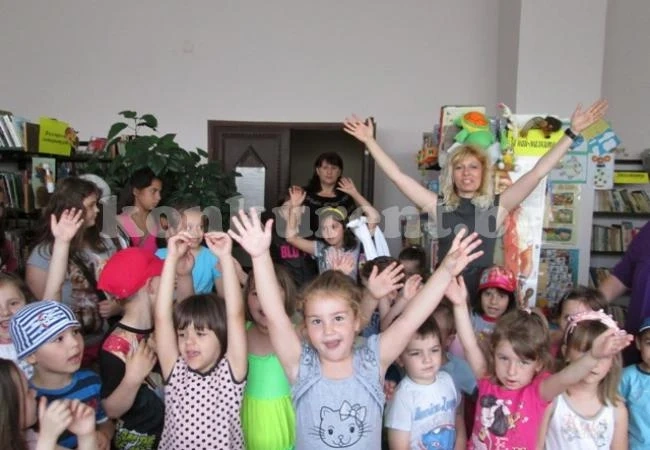 Детско утро „Синьо лято“ спретнаха в библиотеката в ж.к. Дъбника