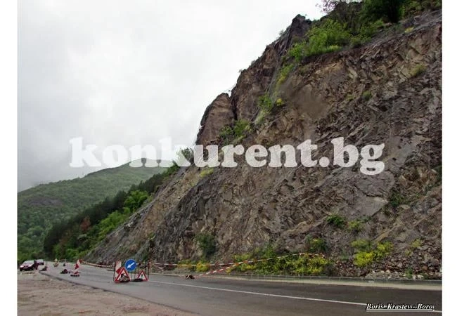 Спират с мрежи летящите камъни към пътя край Елисейна