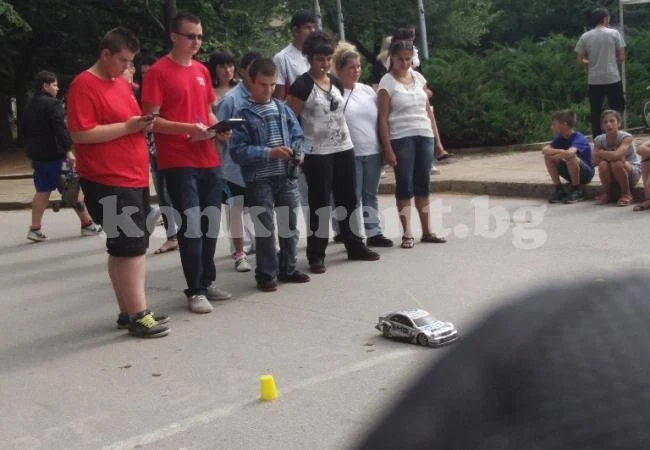 Девойки блеснаха в автомоделна надпревара