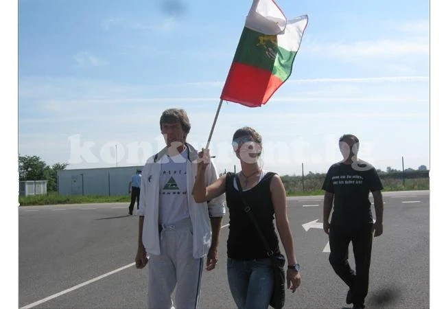 Десетки срещу завода в Сланотрън
