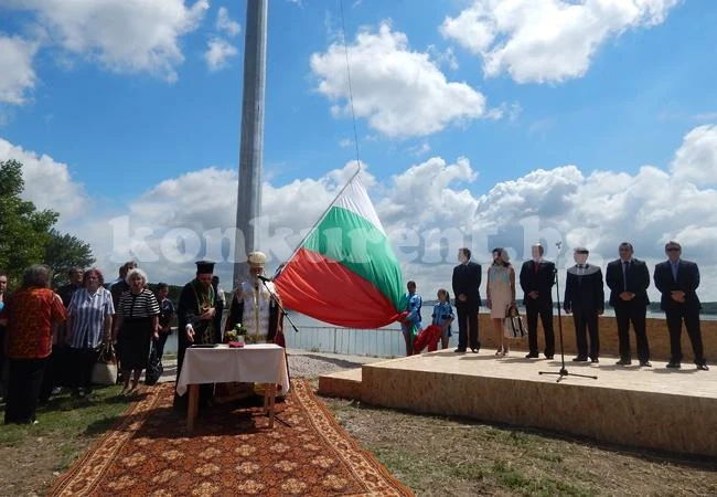 25-метров трибагреник се развява от „Баба Вида“