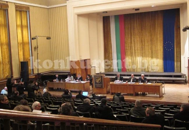 Търсят изпълнител на зала за съветници