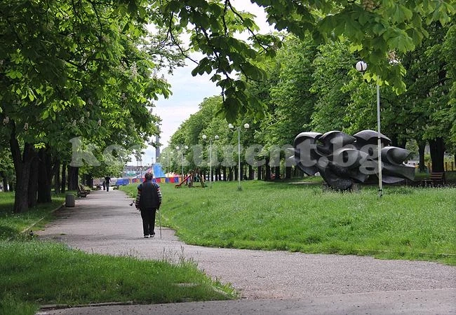 Пръскат извънредно зелените площи във Враца