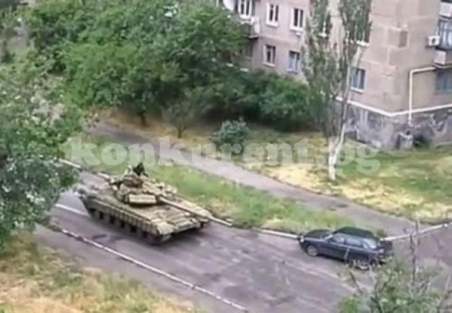 Танкове, взривове и вой на сирени в Източна Украйна (ВИДЕО)