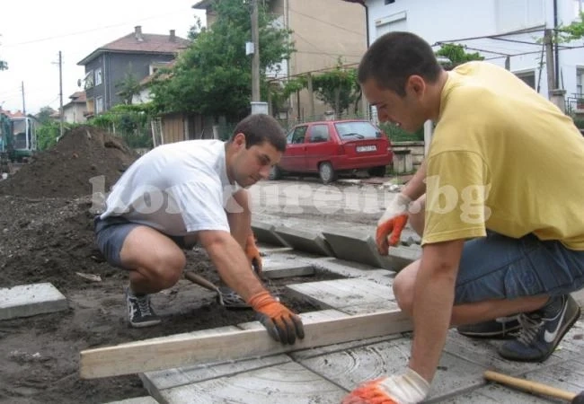 Над 70 студенти градят ще улици и тротоари