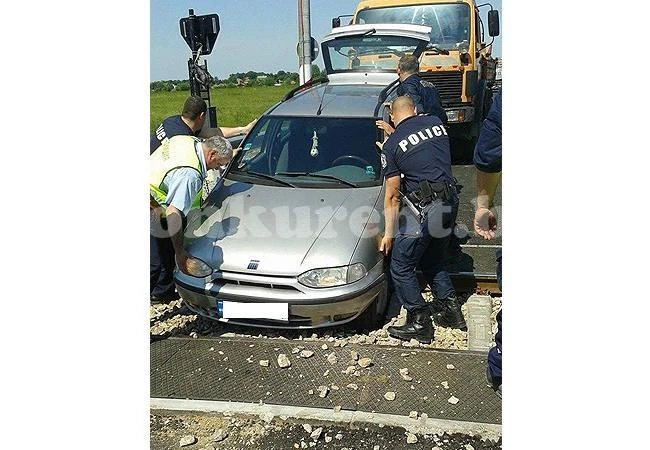Кола падна на жп прелеза на обходния път-Напишете новините с нас