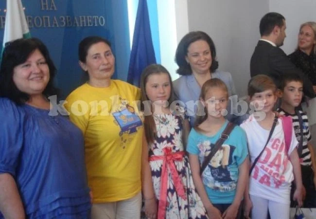 Здравният министър награди деца от Мездра