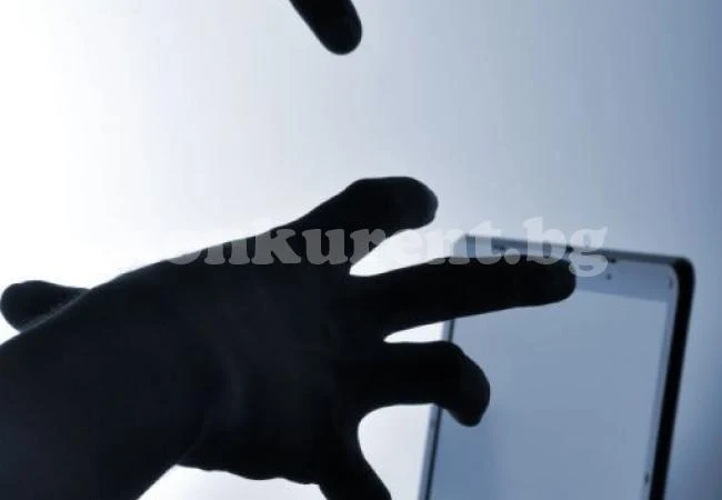 Младежи задигнаха лаптоп от бившето си училище