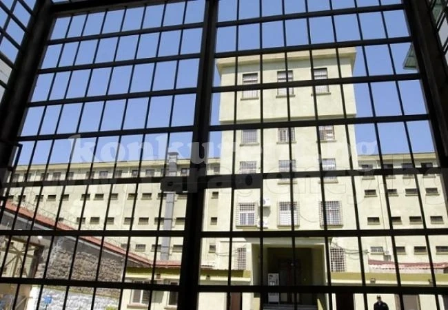 Затворник иска 65 000 лв. заради „кофата за нужди“