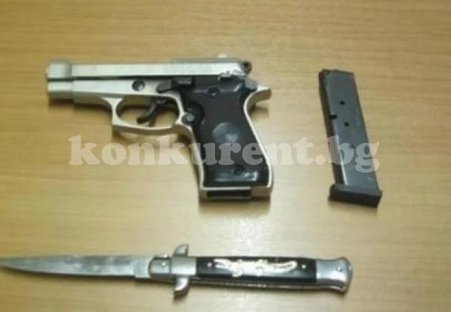 Задържаха двама българи със скрито оръжие на гръцката граница