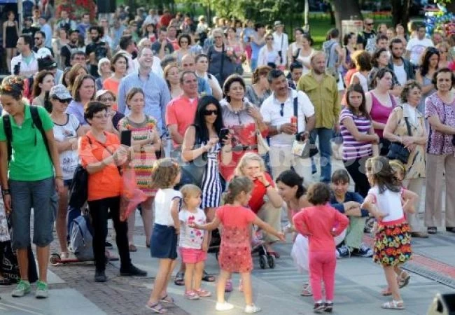 Янка Рупкина и Володя Стоянов разиграха софиянци пред Народния театър