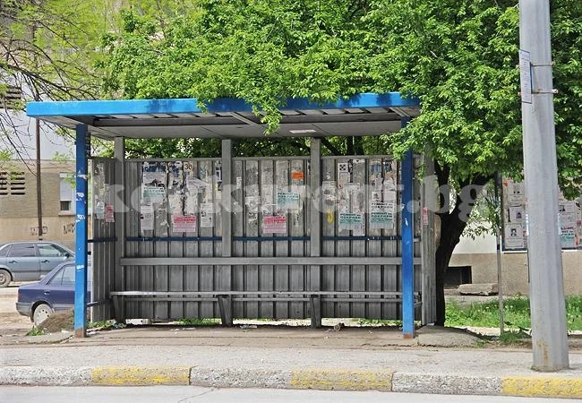 Художници разкрасяват спирки във Враца