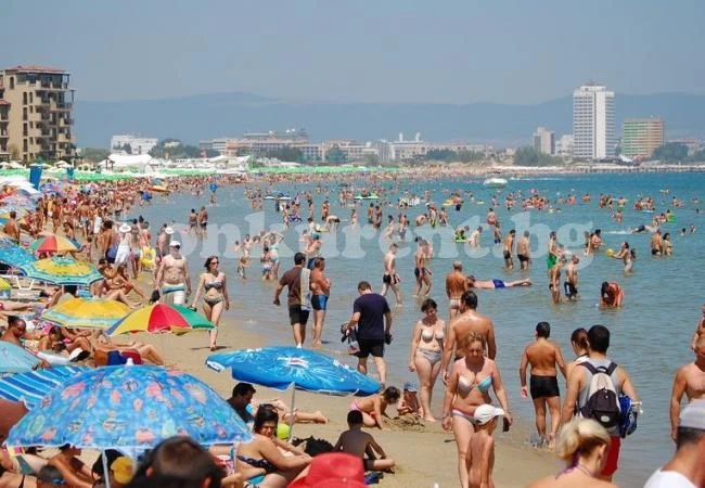 Стоки менте заливат морето