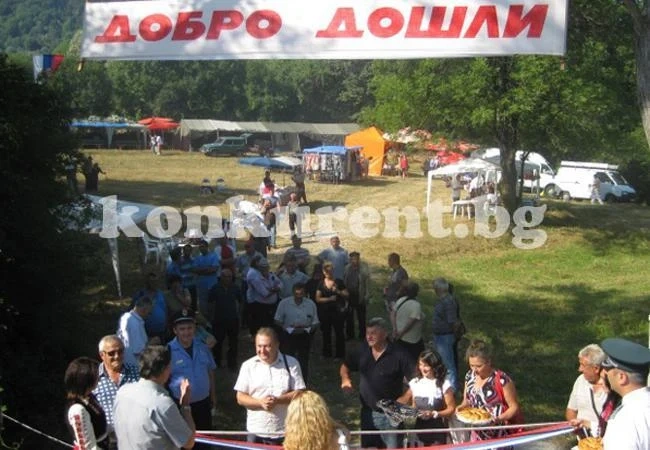 Правят пътва копка на път по време на събор