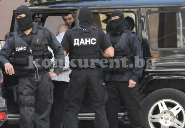 Двама са задържани при акция на ДАНС
