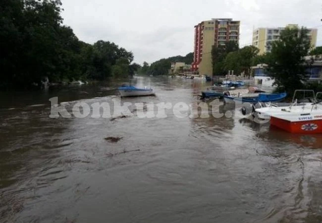 Приморско е под вода, Ропотамо преля!