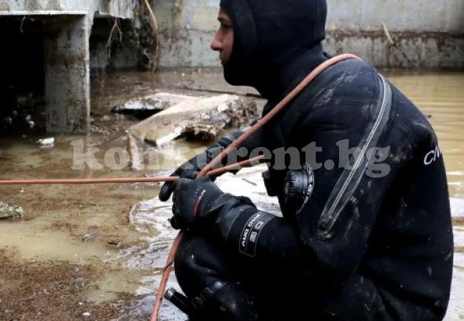 Водолази спасяват пазач, отнесен от преливащата Ропотамо!