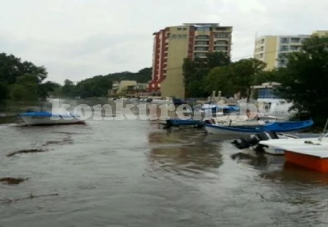 Наводнените села Росен и Веселие останаха без питейна вода