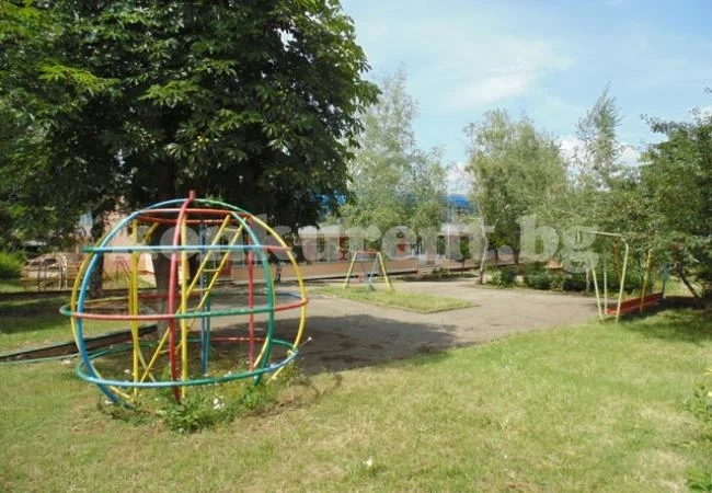 Доктори спасяват палава ромка в детска градина