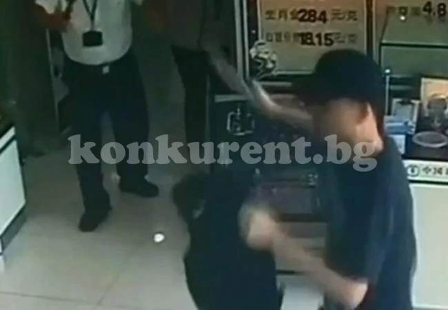 Да обезвредиш крадец на банка с метла, палка и стол