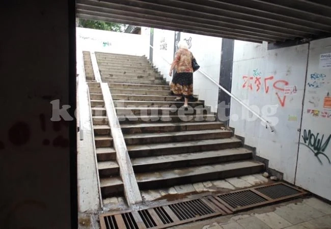 Вандализъм в действие при подлеза на жп гарата