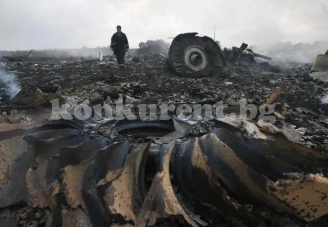 Мародери претърсват неохраняваните останки на MH17