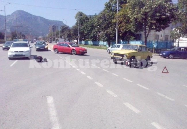ВИДЕО: Кола и мотор се удариха при гробищата във Враца
