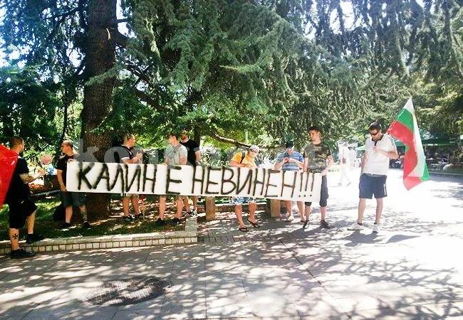 Приятели защитават Калин пред съда
